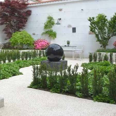 & Garden Szálloda