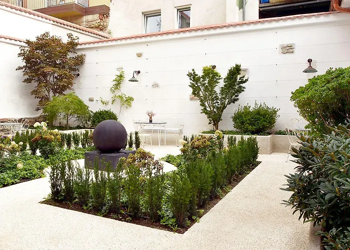 & Garden מריבור